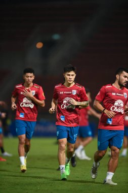 THUMTHANI, THAILAND -11 ARALIK 2022: 15 numaralı Suphanan Bureerat Tayland ile Tayland arasındaki dostluk maçı sırasında Tayland 'daki Tayland Stadyumu' nda Myanmar 'a karşı