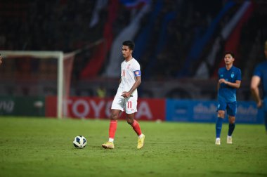 Pathumthani, Tayland - 11 Aralık 2022: Tayland 'daki Thammasat Stadyumu' nda Tayland ile Myanmar arasındaki dostluk maçı sırasında Bordin Phala # 11 Tayland oyuncusu.