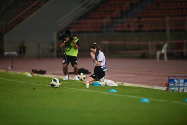 THUMTHANI, THAILAND -11 ARALIK, 2022: Tayland 'ın Nuanpan Lumsam teknik direktörü Tayland ile Tayland arasındaki dostluk maçı sırasında thammasart Stadyumu, Tayland