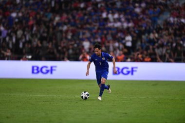 Bangkok, Tayland - 26 Mart 2024: Dünya Kupası sırasında Suphachok Sarachat # 7 Tayland Millî Futbol Takımı, Tayland 'daki Rajamangala Stadyumu' nda Güney Kore 'ye karşı mücadele etti.. 