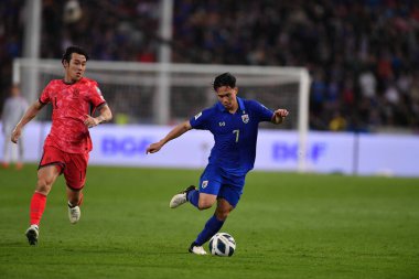 Bangkok, Tayland - 26 Mart 2024: Dünya Kupası sırasında Suphachok Sarachat # 7 Tayland Millî Futbol Takımı, Tayland 'daki Rajamangala Stadyumu' nda Güney Kore 'ye karşı mücadele etti.. 