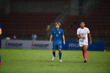 PATHUMTHANI, THAILAND -11 Aralık 2022: Chatmongkol Rueangthanarot # 19 Tayland ile Myanmar arasındaki dostluk maçı sırasında thammasart Stadyumu, Tayland
