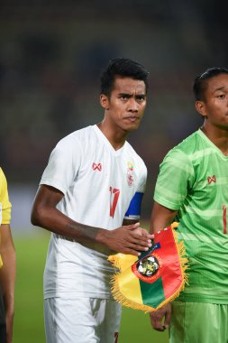 THUMTHANI, THAILAND -11 Aralık 2022: Mg Mg Lwin # 11 Myanmar oyuncusu Tayland ile Tayland 'daki Tayland Stadyumu' nda Myanmar arasında oynanan dostluk maçı sırasında