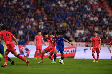 Bangkok, Tayland - 26 Mart 2024: Dünya Kupası sırasında Suphanut Meuanta # 10 Tayland Kupası 'nda Güney Kore ile Tayland' daki Rajamangkala Stadyumu 'nda karşılaştı..