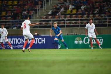 THUMTHANI, THAILAND -11 Aralık 2022: Tayland 'daki Tayland Stadyumu' nda Myanmar 'a karşı oynanan dostluk maçı sırasında Tayland' ın 3 numaralı Bunmathan Tiyatrosu