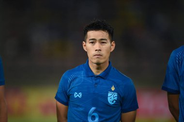 PATUMTHANI, THAILAND -11 Aralık 2022: Sarach Yooyen # 6 Tayland dostluk maçı sırasında thammasart Stadyumu, Tayland 'da Myanmar' a karşı