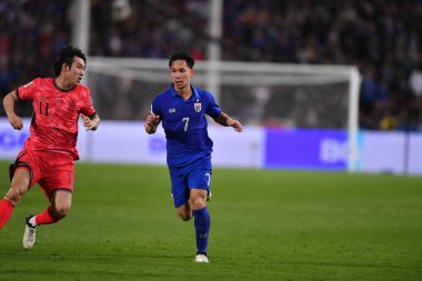 Bangkok, Tayland - 26 Mart 2024: Dünya Kupası sırasında Suphachok Sarachat # 7 Tayland Millî Futbol Takımı, Tayland 'daki Rajamangala Stadyumu' nda Güney Kore 'ye karşı mücadele etti.. 
