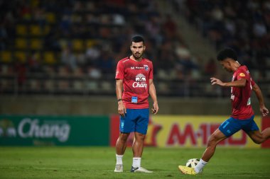 THUMTHANI, THAILAND -11 ARALIK 2022 Kritsada Kaman # 12 Tayland dostluk maçı sırasında Tayland 'daki Tayland Stadyumu' nda Myanmar 'a karşı