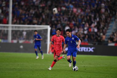 Bangkok, Tayland - 26 Mart 2024: Dünya Kupası sırasında Suphachok Sarachat # 7 Tayland Millî Futbol Takımı, Tayland 'daki Rajamangala Stadyumu' nda Güney Kore 'ye karşı mücadele etti.. 