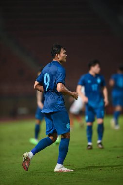 THUMTHANI, THAILAND -11 ARALIK 2022 Adisak Kraisorn # 9 Tayland ile Tayland arasındaki dostluk maçı sırasında Tayland 'daki Tayland Stadyumu' nda Myanmar 'a karşı