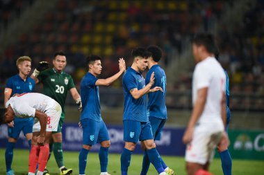 Pathumthani-Tayland: 11DEC2022: Tayland ile Tayland arasındaki dostluk maçı sırasında Tayland 'daki Tayland Stadyumu' nda Myanmar 'a karşı