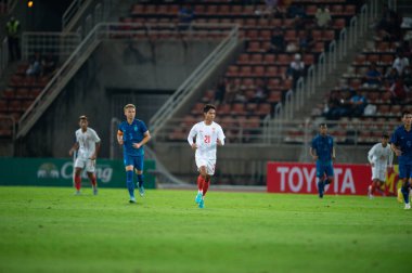 THUMTHANI, THAILAND -11 ARALIK 2022 Myat Kaung Khant # 21 Myanmar Oyuncuları Tayland ile Tayland 'daki Tayland Stadyumu' nda Myanmar maçında
