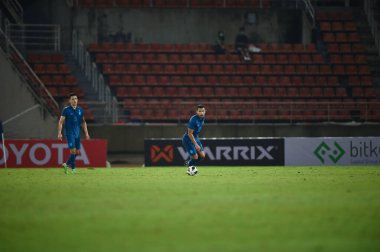 THUMTHANI, THAILAND -11 ARALIK 2022 Kritsada Kaman # 12 Tayland dostluk maçı sırasında Tayland 'daki Tayland Stadyumu' nda Myanmar 'a karşı