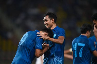 Pathumthani, Tayland - 11 Aralık 2022: Tayland 'daki Thammasat Stadyumu' nda Tayland ile Myanmar arasında oynanan dostluk maçı sırasında Teerasil Dangda # 10 Tayland oyuncusu.