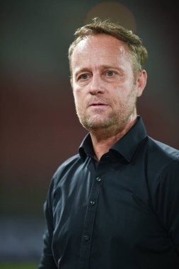 PATUMTHANI, THAILAND -11 Aralık 2022: Tayland 'da Tayland ile Tayland Stadyumu' nda Myanmar arasında oynanan dostluk maçı sırasında Mano Poking HeadCoach of thailand