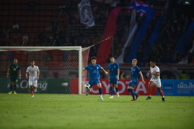 PATHUMTHANI, THAILAND -11 Aralık 2022: Poramet Arjvilai # 21 Tayland ile Tayland arasındaki dostluk maçı sırasında Tayland 'daki Tayland Stadyumu' nda Myanmar 'a karşı