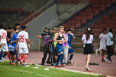 THUMTHANI, THAILAND -11 Aralık 2022: Tayland 'daki Tayland Stadyumu' nda Myanmar 'a karşı oynanan dostluk maçı sırasında Tayland' ın 3 numaralı Bunmathan Tiyatrosu