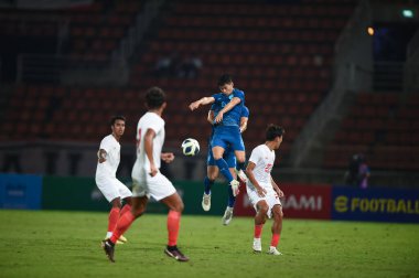 PATUMTHANI, THAILAND -11 Aralık 2022: Sarach Yooyen # 6 Tayland dostluk maçı sırasında thammasart Stadyumu, Tayland 'da Myanmar' a karşı