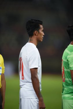 THUMTHANI, THAILAND -11 Aralık 2022: Mg Mg Lwin # 11 Myanmar oyuncusu Tayland ile Tayland 'daki Tayland Stadyumu' nda Myanmar arasında oynanan dostluk maçı sırasında