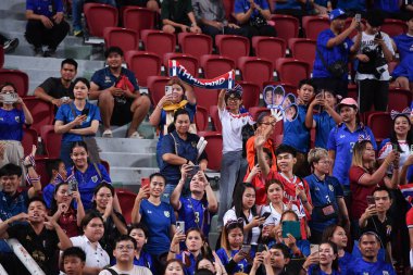 Bangkok, Tayland - 26 Mart 2024: Tayland Dünya Kupası 'nda Tayland' ı destekleyenler Tayland 'daki rajamangkala Stadyumu' nda Güney Kore ile karşılaşmaya hak kazandılar.