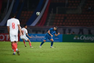 THUMTHANI, THAILAND -11 ARALIK 2022 Kritsada Kaman # 12 Tayland dostluk maçı sırasında Tayland 'daki Tayland Stadyumu' nda Myanmar 'a karşı