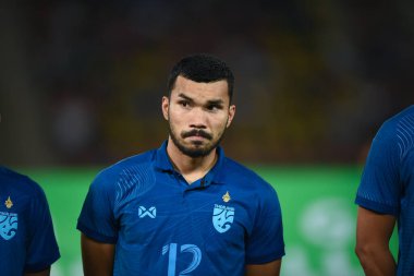 THUMTHANI, THAILAND -11 ARALIK 2022 Kritsada Kaman # 12 Tayland dostluk maçı sırasında Tayland 'daki Tayland Stadyumu' nda Myanmar 'a karşı