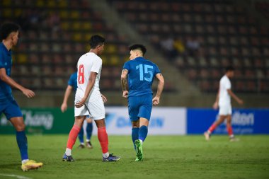 THUMTHANI, THAILAND -11 ARALIK 2022: 15 numaralı Suphanan Bureerat Tayland ile Tayland arasındaki dostluk maçı sırasında Tayland 'daki Tayland Stadyumu' nda Myanmar 'a karşı