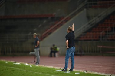 PATUMTHANI, THAILAND -11 Aralık 2022: Tayland 'da Tayland ile Tayland Stadyumu' nda Myanmar arasında oynanan dostluk maçı sırasında Mano Poking HeadCoach of thailand