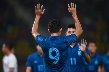 THUMTHANI, THAILAND -11 ARALIK 2022 Adisak Kraisorn # 9 Tayland ile Tayland arasındaki dostluk maçı sırasında Tayland 'daki Tayland Stadyumu' nda Myanmar 'a karşı