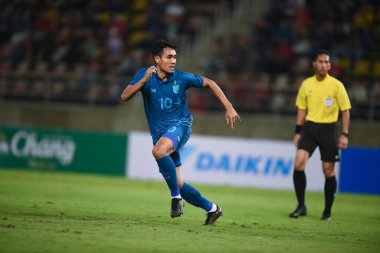 Pathumthani, Tayland - 11 Aralık 2022: Tayland 'daki Thammasat Stadyumu' nda Tayland ile Myanmar arasında oynanan dostluk maçı sırasında Teerasil Dangda # 10 Tayland oyuncusu.