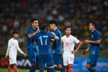 Pathumthani-Tayland: 11DEC2022: Tayland ile Tayland arasındaki dostluk maçı sırasında Tayland 'daki Tayland Stadyumu' nda Myanmar 'a karşı