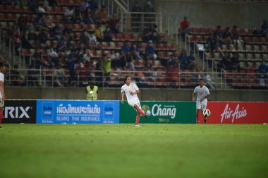 PATUMTHANI, THAILAND -11 ARALIK 2022 Yan Naing oo # 16 Myanmar oyuncusu Tayland ile Tayland 'daki Tayland Stadyumu' nda Myanmar maçında