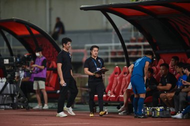 THUMTHANI, THAILAND -11 ARALIK, 2022: Watsapol Kaewpaluk Tayland ile Tayland arasındaki dostluk maçı sırasında thammasart Stadyumu, Tayland 'da Myanmar' a karşı