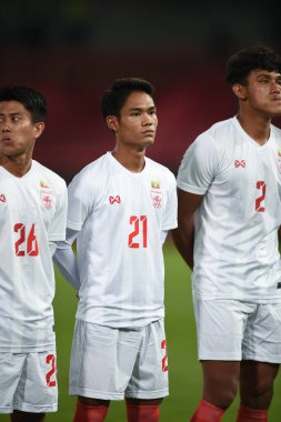 THUMTHANI, THAILAND -11 ARALIK 2022 Myat Kaung Khant # 21 Myanmar Oyuncuları Tayland ile Tayland 'daki Tayland Stadyumu' nda Myanmar maçında