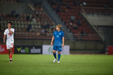 PATHUMTHANI, THAILAND -11 Aralık 2022: Chatmongkol Rueangthanarot # 19 Tayland ile Myanmar arasındaki dostluk maçı sırasında thammasart Stadyumu, Tayland