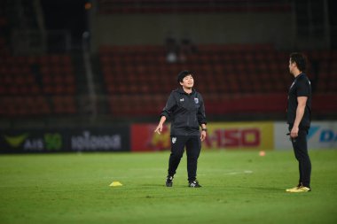 PATUMTHANI, THAILAND -11 Aralık 2022: Tayland 'daki Tayland Stadyumu' nda Myanmar 'a karşı oynanan dostluk maçı sırasında Nuengruthai Sathongvien yardımcı antrenör