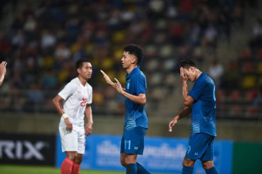 Pathumthani, Tayland - 11 Aralık 2022: Tayland 'daki Thammasat Stadyumu' nda Tayland ile Myanmar arasındaki dostluk maçı sırasında Bordin Phala # 11 Tayland oyuncusu.