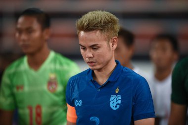 THUMTHANI, THAILAND -11 Aralık 2022: Tayland 'daki Tayland Stadyumu' nda Myanmar 'a karşı oynanan dostluk maçı sırasında Tayland' ın 3 numaralı Bunmathan Tiyatrosu