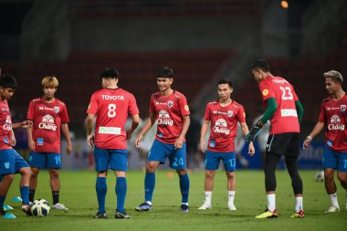 Pathumthani-Tayland: 11DEC2022: Tayland ile Tayland arasındaki dostluk maçı sırasında Tayland 'daki Tayland Stadyumu' nda Myanmar 'a karşı