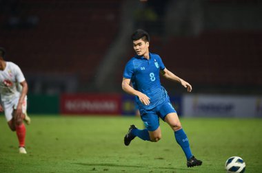 PATHUMTHANI, THAILAND -11 Aralık 2022: Tayland 'daki Tayland Stadyumu' nda Myanmar 'a karşı oynanan dostluk maçı sırasında # 8 Tayland' lı Peeradol Chamrasamee