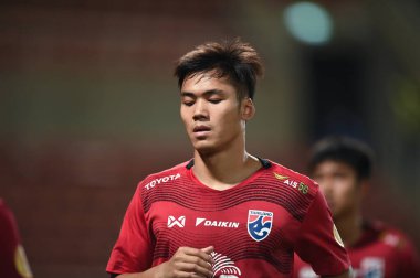 PATHUMTHANI, THAILAND -11 Aralık 2022: Poramet Arjvilai # 21 Tayland ile Tayland arasındaki dostluk maçı sırasında Tayland 'daki Tayland Stadyumu' nda Myanmar 'a karşı