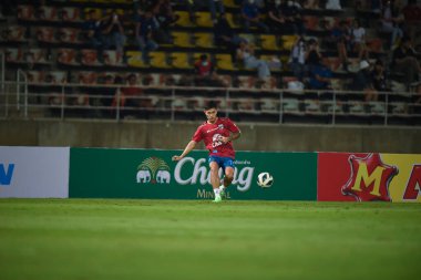 THUMTHANI, THAILAND -11 ARALIK 2022: 15 numaralı Suphanan Bureerat Tayland ile Tayland arasındaki dostluk maçı sırasında Tayland 'daki Tayland Stadyumu' nda Myanmar 'a karşı