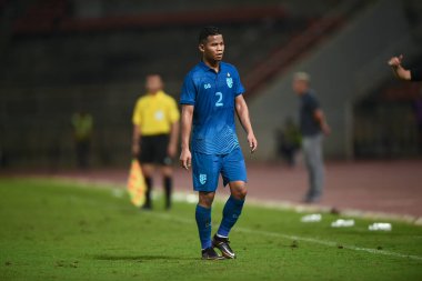 PATHUMTHANI, THAILAND -11 ARALIK, 2022: Sasalak Haiprakhon # 2 Tayland ile Tayland arasındaki dostluk maçı sırasında thammasart Stadyumu, Tayland 'da Myanmar' a karşı