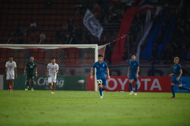 PATHUMTHANI, THAILAND -11 Aralık 2022: Poramet Arjvilai # 21 Tayland ile Tayland arasındaki dostluk maçı sırasında Tayland 'daki Tayland Stadyumu' nda Myanmar 'a karşı