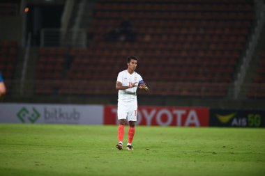 THUMTHANI, THAILAND -11 Aralık 2022: Mg Mg Lwin # 11 Myanmar oyuncusu Tayland ile Tayland 'daki Tayland Stadyumu' nda Myanmar arasında oynanan dostluk maçı sırasında