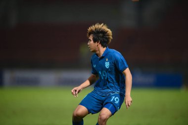 PATHUMTHANI, THAILAND -11 Aralık 2022: Chatmongkol Rueangthanarot # 19 Tayland ile Myanmar arasındaki dostluk maçı sırasında thammasart Stadyumu, Tayland