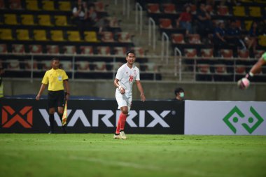 PATUMTHANI, THAILAND - 11 Aralık 2022 Nyfin Chan # 28 Myanmar oyuncusu Tayland 'daki Tayland Stadyumu' nda Myanmar 'a karşı oynanan dostluk maçı sırasında