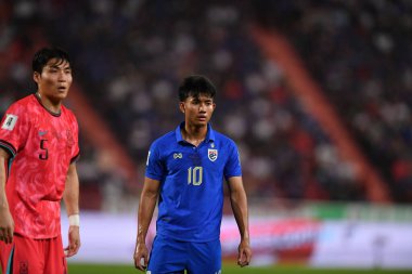 Bangkok, Tayland - 26 Mart 2024: Dünya Kupası sırasında Suphanut Meuanta # 10 Tayland Kupası 'nda Güney Kore ile Tayland' daki Rajamangkala Stadyumu 'nda karşılaştı..