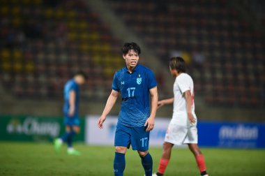 Pathumthani, Tayland: 11 Aralık 2022: Tayland 'daki Thammasart Stadyumu' nda Tayland ile Myanmar arasında oynanan dostluk maçı sırasında 17 numaralı Ekanit Panya oyuncusu 