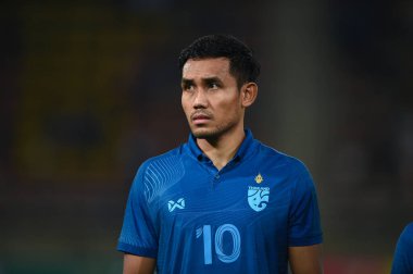 Pathumthani, Tayland - 11 Aralık 2022: Tayland 'daki Thammasat Stadyumu' nda Tayland ile Myanmar arasında oynanan dostluk maçı sırasında Teerasil Dangda # 10 Tayland oyuncusu.